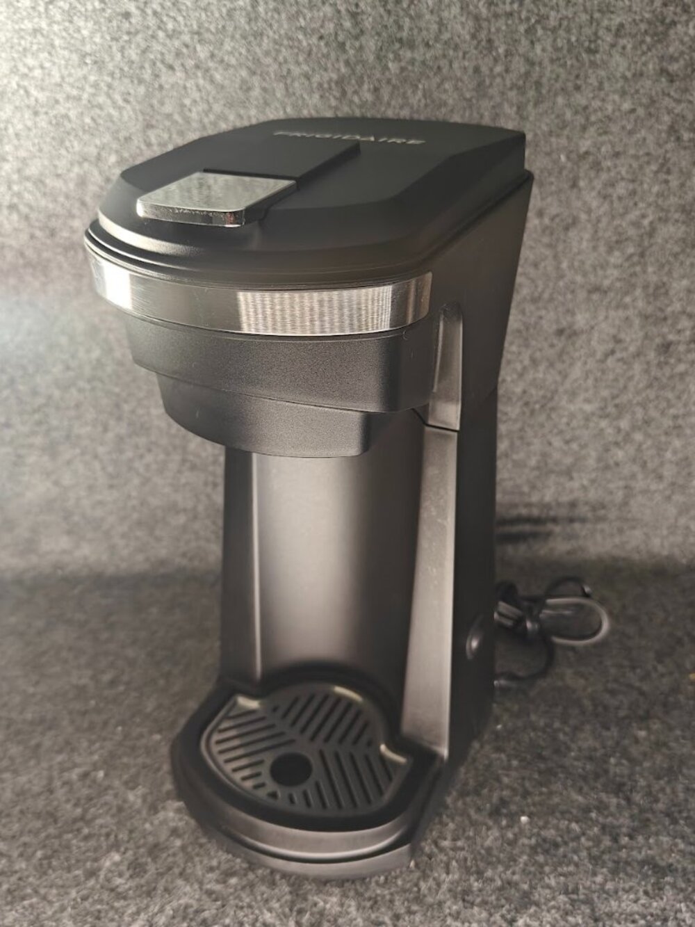 Frigidaire ECMK110 Single‑Serve Coffee Maker Black PREOWNED NO BOX